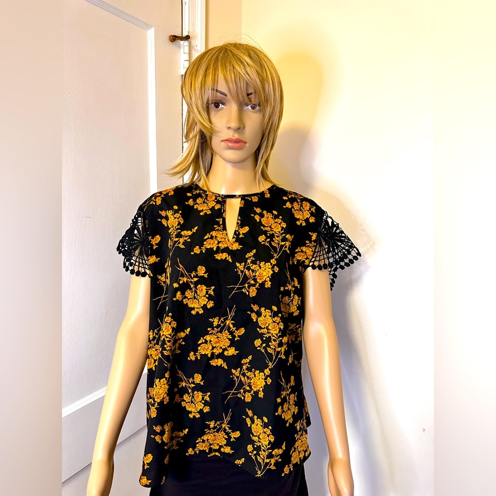 NWOT - Floral Top - Size 1XL